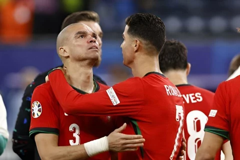 دموع بيبي ووداع رونالدو ودعم فيليكس.. ماذا قالت صحف البرتغال عن الخروج من اليورو؟